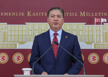 Kürsü işgalini yapan AKP grubudur