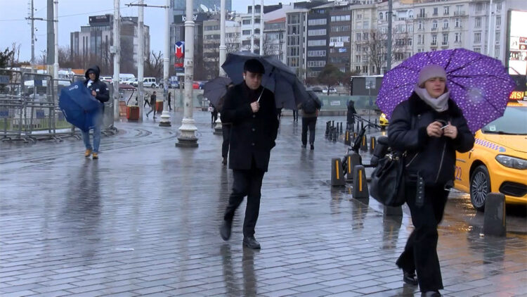 İstanbul'da yağmur ve soğuk hava etkili oluyor