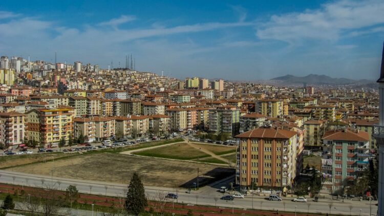 ​Bir Ankara distopyası: Kızılay'ın plazaları, Demetevler'in balkonlarına karşı