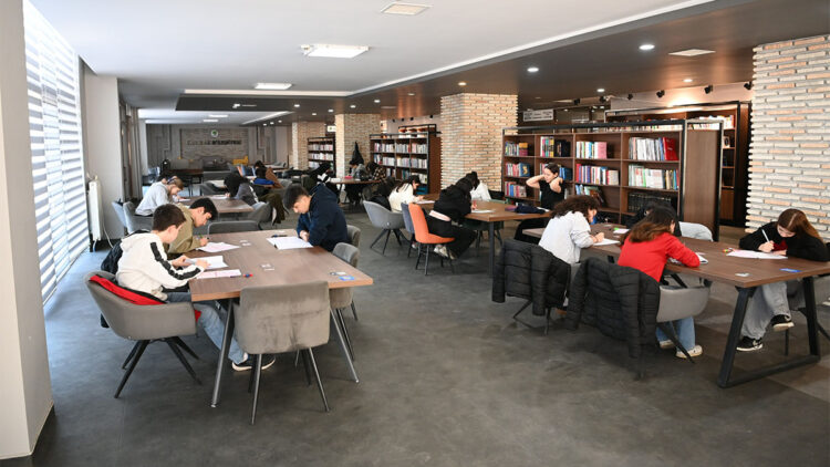 Uyanık Kütüphane’de üniversite sınavı provası