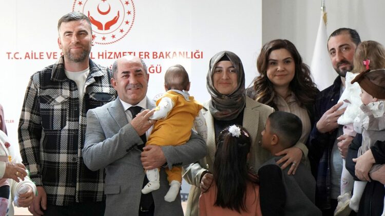 10 çocuk, koruyucu ailelerle sıcak yuvaya kavuştu