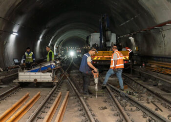 Bornova’da metro hattında raylar yenileniyor