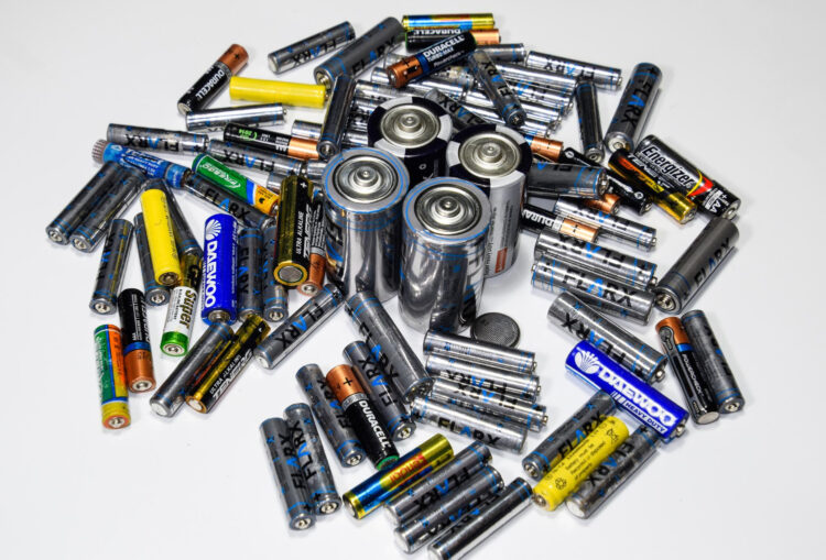 Atık kağıt, plastik ve pillerin geri dönüşümü ekonomiye nasıl katkı sağlar?