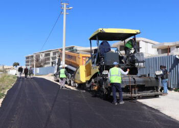 Çeşme’nin yolları yaza hazırlanıyor