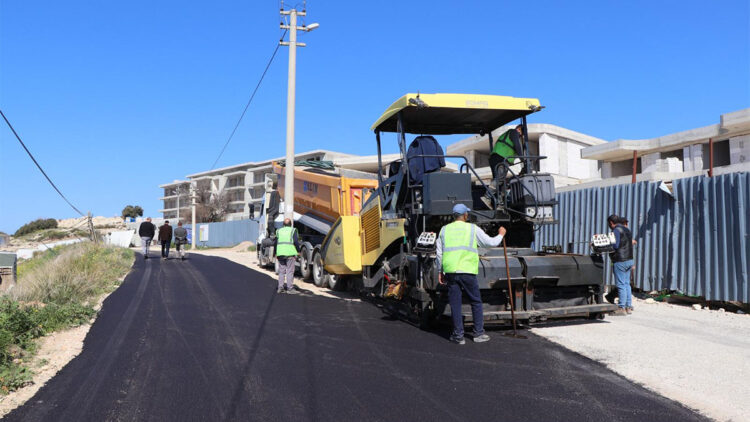 Çeşme’nin yolları yaza hazırlanıyor