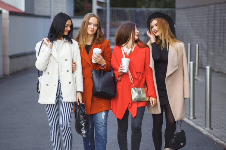 Görünmeyen kurallar: Kadınlar farkında olmadan nasıl giyiniyor?