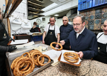 AK Parti’li Kasapoğlu, İzmir’de vatandaşlarla sahurda bir araya geldi