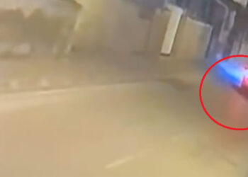 Aniden yola koşan çocuğa otomobilin çarptığı kaza kamerada