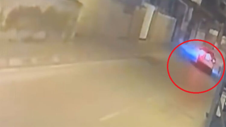 Aniden yola koşan çocuğa otomobilin çarptığı kaza kamerada