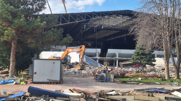 Ankara’nın tarihi Atatürk Spor Salonu yıkıldı