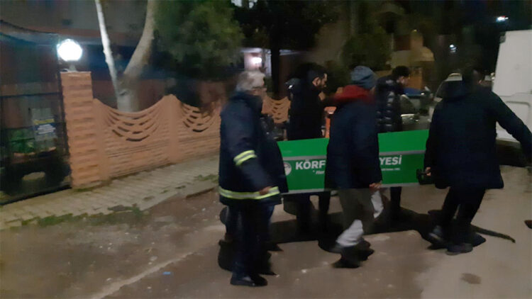 Annesiyle yaşadığı evde boğazından bıçaklanmış halde bulunan kadın öldü