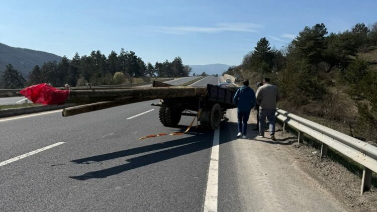 Ahşap elektrik direği taşıyan traktör devrildi: 1 ölü