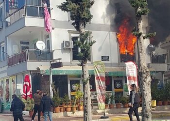 Antalya'da yangın; mahsur kalanlar kurtarıldı