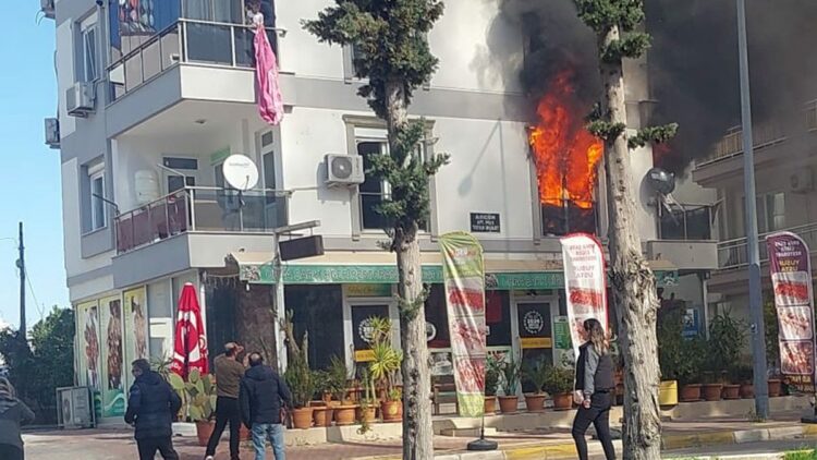 Antalya'da yangın; mahsur kalanlar kurtarıldı