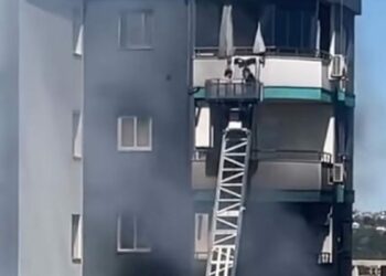 Apartmanda çıkan yangında mahsur kalan baba ve bebeğini inşaat işçisi kurtardı