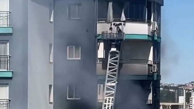 Apartmanda çıkan yangında mahsur kalan baba ve bebeğini inşaat işçisi kurtardı