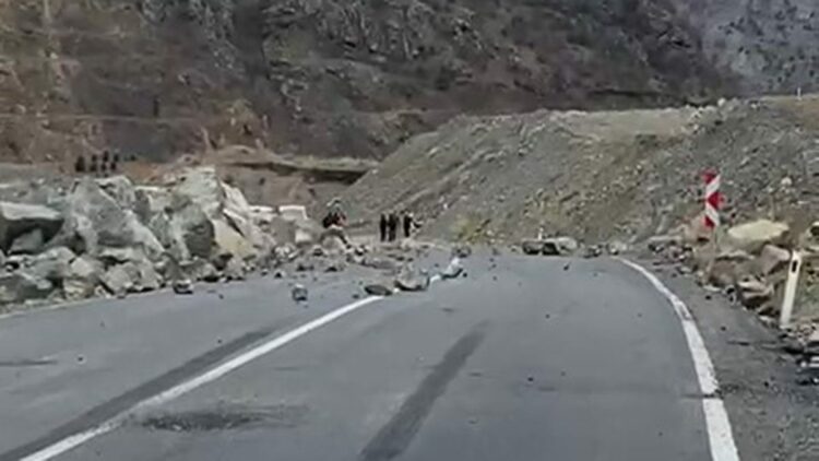 Artvin-Şavşat kara yolu heyelan nedeniyle ulaşıma kapandı