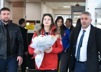 Avrupa şampiyonu olan atıcı Damla Köse, Erzurum’da çiçeklerle karşılandı