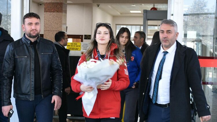 Avrupa şampiyonu olan atıcı Damla Köse, Erzurum’da çiçeklerle karşılandı