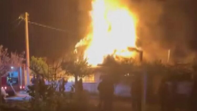 Aydın’da müstakil ev alev alev yandı