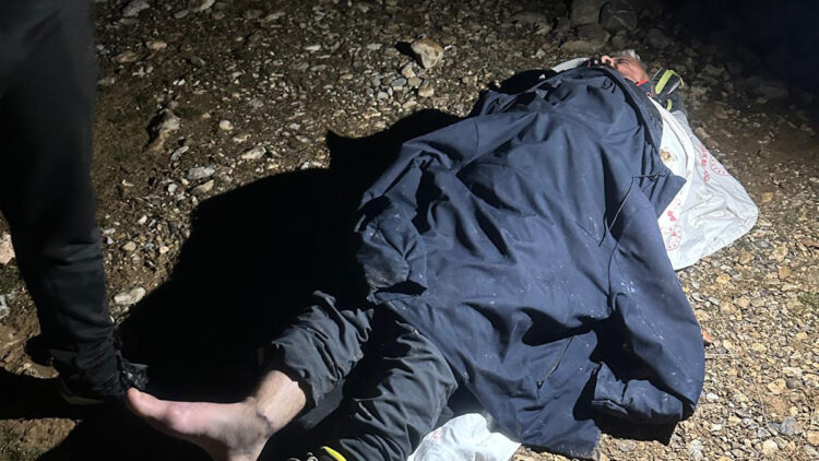 Bacağı kırılan dağcı ile arkadaşları, askeri helikopterle kurtarıldı