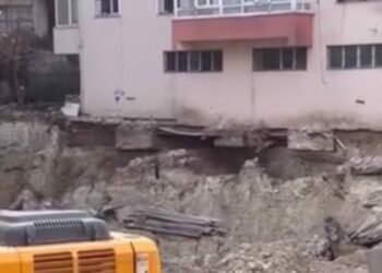Bahçelievler’de temelinde kayma oluşan 4 katlı bina tahliye edildi