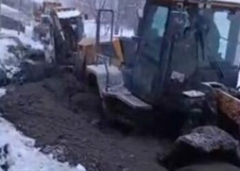 Bitlis’te köy yolunu açmaya giden iş makinesi çamura saplandı