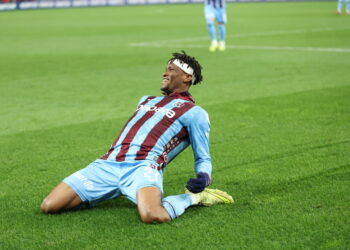 Trabzonspor’un savunma oyuncularından Chibuike Nwaiwu, kariyer yolculuğunu ve hedeflerini Trabzonspor Kulübü Dergisi’nin 236’ncı sayısında anlattı. Fotoğraf: Trabzon,(DHA)
