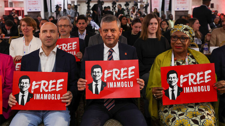 CHP Lideri Özgür Özel 150 ülkeden 250 gence seslendi