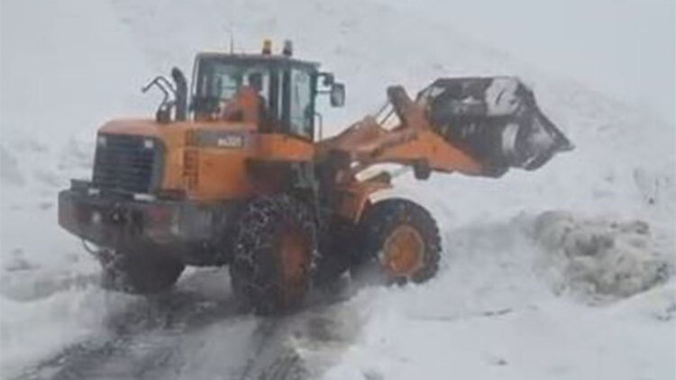 Çığ düşen kara yolunda yolcu otobüsünde mahsur kaldılar