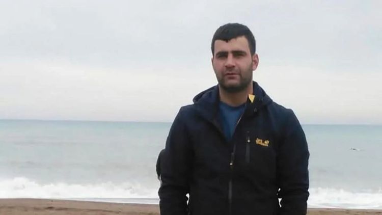 Çatıdan düşen buz sarkıtı nedeniyle hayatını kaybeden 2 çocuk babası, toprağa verildi