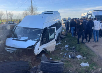 Diyarbakır'da işçileri taşıyan minibüs, bahçe duvarına çarptı: 10 yaralı