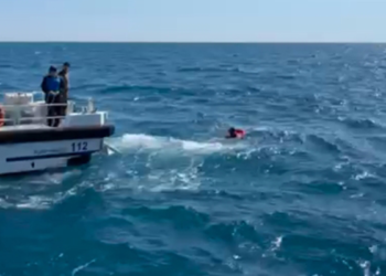 Devrilen sup boarda tutunarak 3 saat bekledi, yardımına deniz polisi yetişti