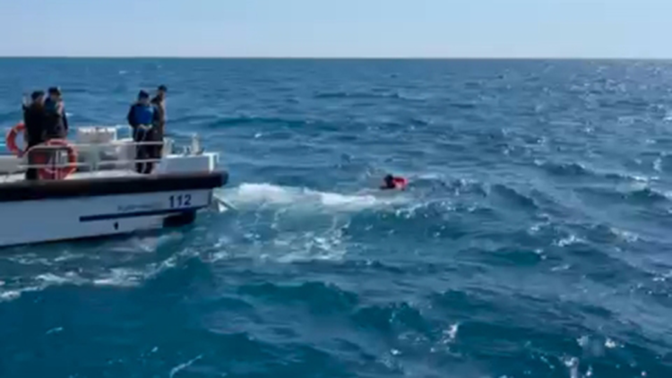 Devrilen sup boarda tutunarak 3 saat bekledi, yardımına deniz polisi yetişti