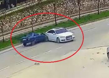 El freni çekilmediği için hareket eden otomobile başka otomobil çarptı