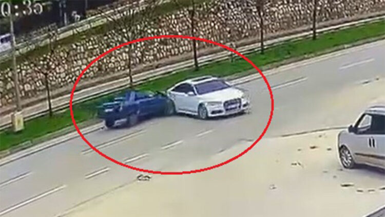 El freni çekilmediği için hareket eden otomobile başka otomobil çarptı