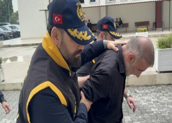 Eşini sokak ortasında öldüren sanık: Silahla ateş etmeyi bilmeyen biriyim