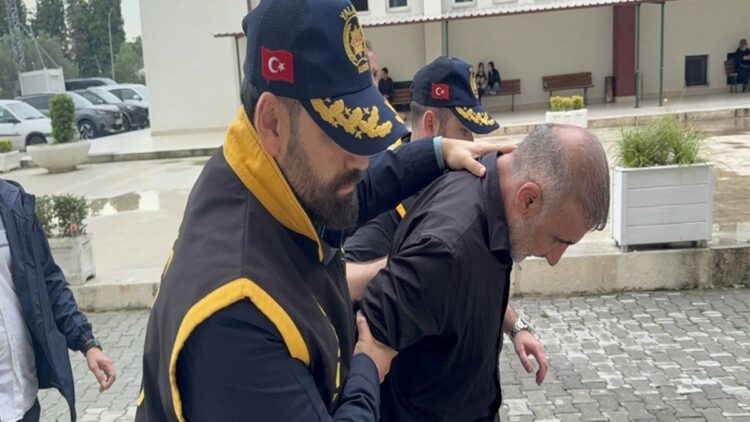 Eşini sokak ortasında öldüren sanık: Silahla ateş etmeyi bilmeyen biriyim