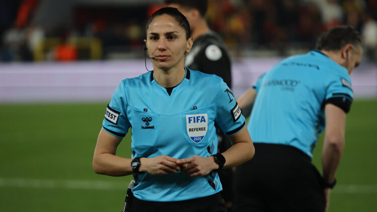 Süper Lig’de 22 yıl sonra ilk kez bir kadın hakem düdük çaldı