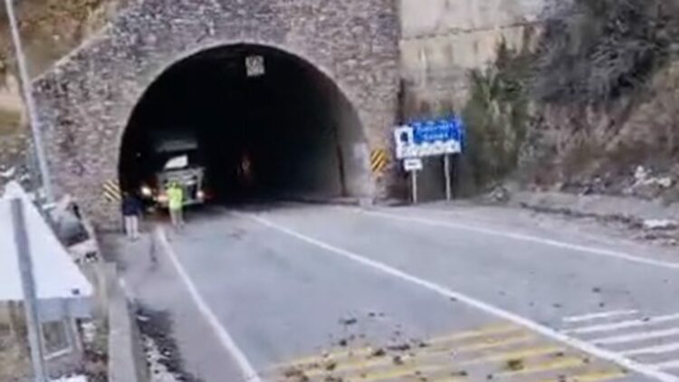 Gümüşhane- Giresun kara yolu heyelan nedeniyle ulaşıma kapandı