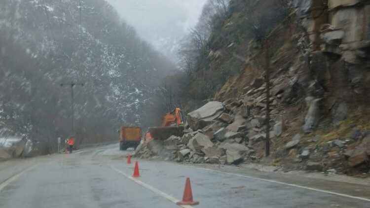 Gümüşhane-Giresun kara yolunda heyelan
