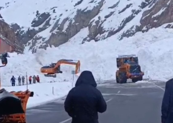 Hakkari kara yoluna çığ düştü, araçlar mahsur kaldı