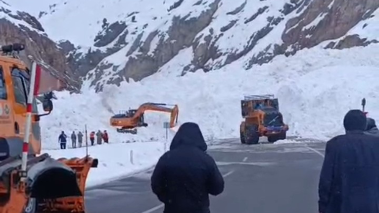 Hakkari kara yoluna çığ düştü, araçlar mahsur kaldı