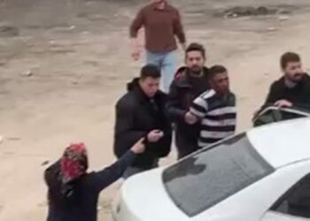 Hükümlüyü yakalamaya giden polise direndiler