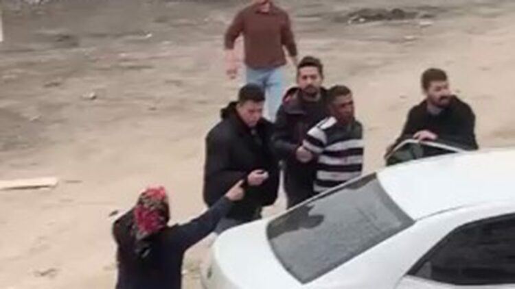 Hükümlüyü yakalamaya giden polise direndiler