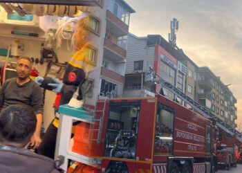İş merkezinde yangın; 1 kişi dumandan etkilendi