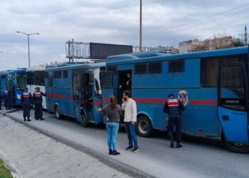 Bağcılar Mahmutbey'de 4 cezaevi sevk aracı kaza yaptı. Kazada 6 jandarma personeli yaralandı. (DHA)