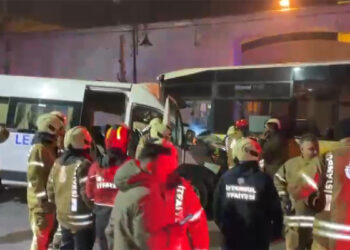 Beşiktaş’ta İETT otobüsü ile servis minibüsü çarpıştı: 2 yaralı