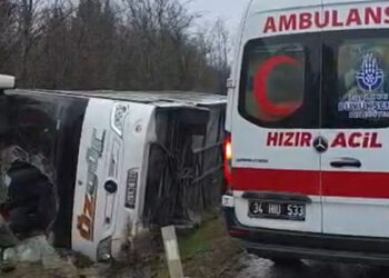 Çatalca'da otobüs devrildi; yaralılar var