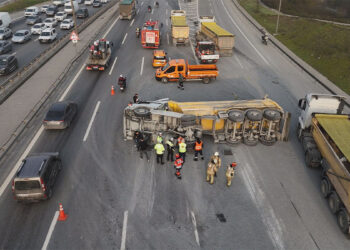 Eyüpsultan TEM Otoyolu'nda hafriyat kamyonu devrildi